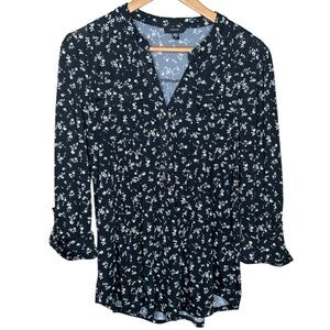 🩷 Cocomo Women Size Medium Dark Romantic Flowers Black White V Neck Slinky Top